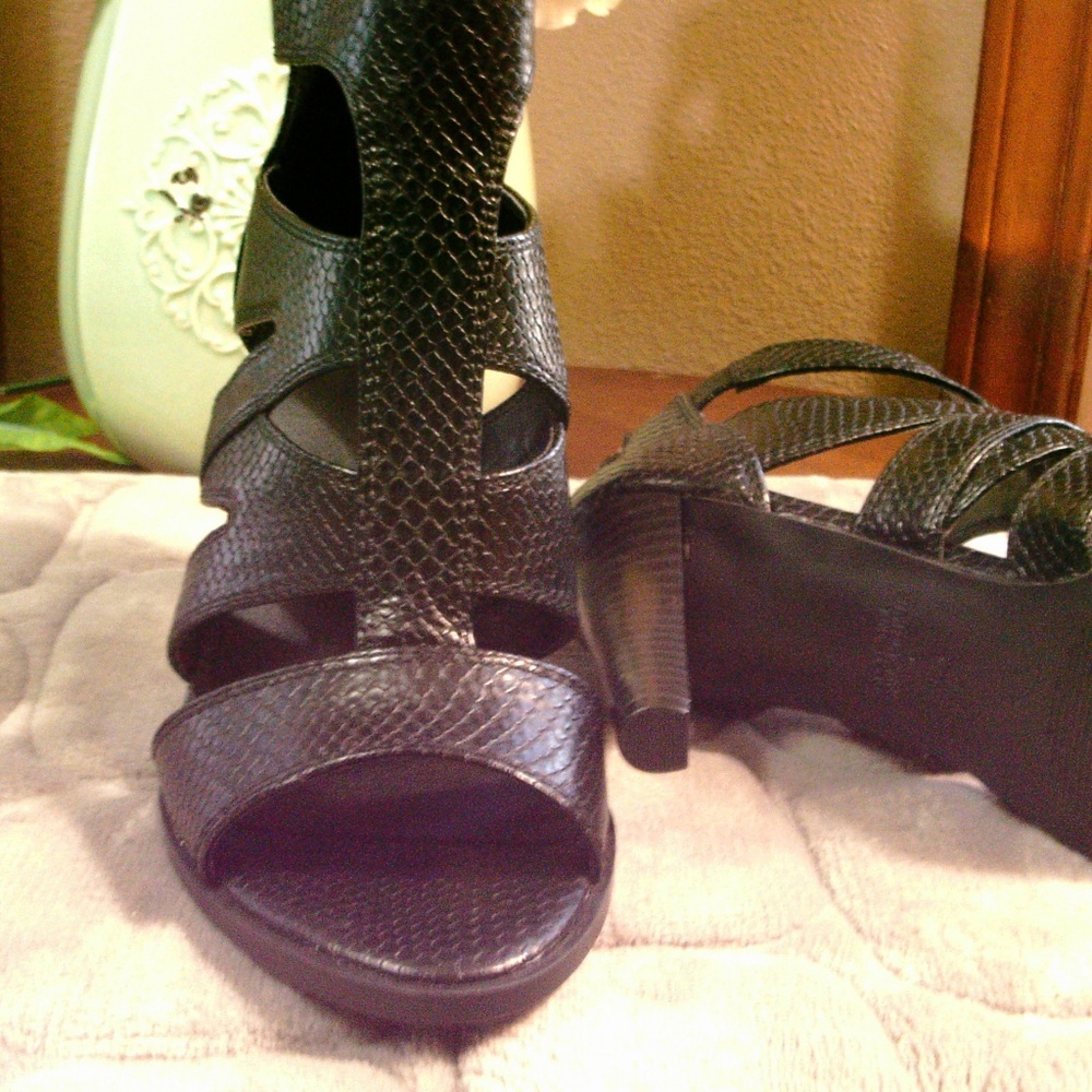 Simply Vera Vera Wang Shoes - Picture 3 of 6